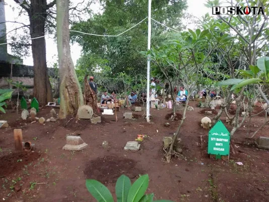 warga kelurahan Kebon Jahe membersihkan TPU (foto luthfillah)