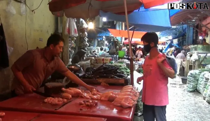 Pedagang daging ayam di pasar Rangkasbitung. (yusuf)