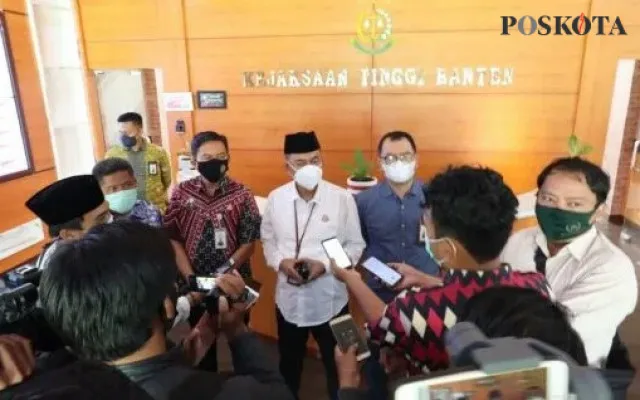 Kepala Kejati Banten Asep Nana Mulyana saat memberikan keterangan pers. (foto: rahmat haryono)