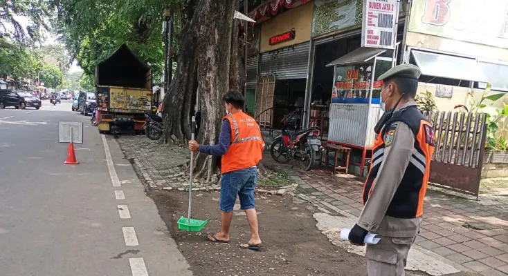 Petugas Satpol PP tengah memberikan sanksi kepada warga yang langgar prokes di wilayah Tanah Abang Jakarta Pusat (foto: istimewa)