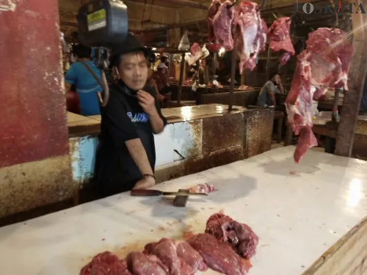 Salah seorang pedagang daging di PIR Mukror Firdaus (foto: luthfillah)