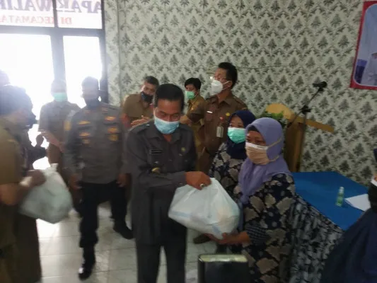 Wali Kota Serang Syafruddin memberikan bantuan sembako kepada kader posyandu dan PKK. (foto: luthfillah)