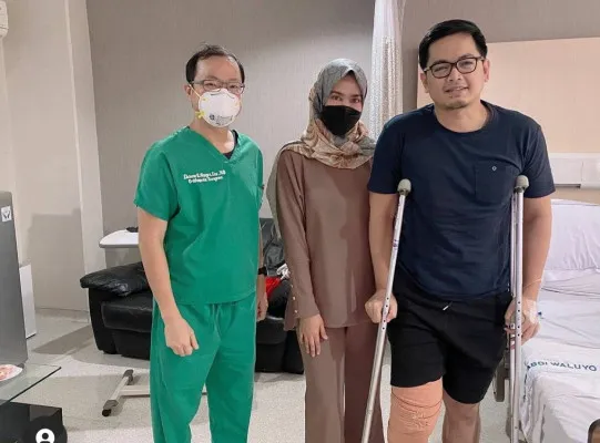 Aktor Tommy Kurniawan dan istri Lisya Nurrahmi didampingi seorang dokter usai jalani operasi lutut (instagram/@tommykurniawann)