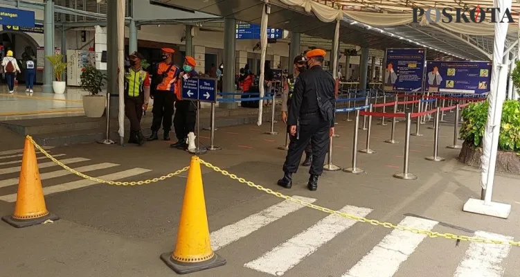 Kondisi antrean tes GeNose C19 di Stasiun Pasar Senen Jakpus terlihat sepi (foto: cr05)