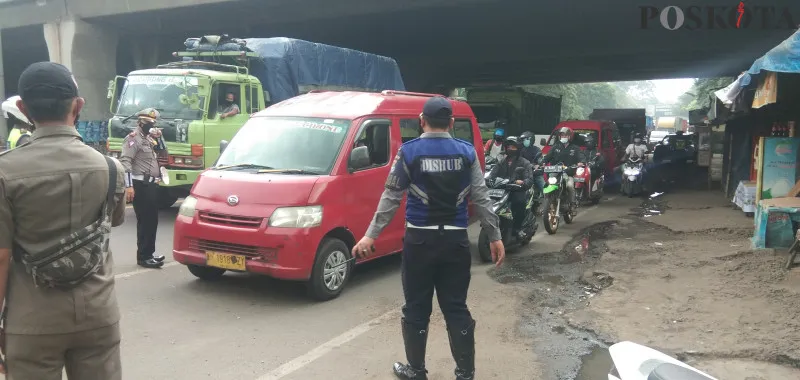 Kasat Lantas Polres Tangerang Selatan (Tangsel), AKP Bayu Marfiando di Pos Penyekatan Bitung, Kabupaten Tangerang. (ridsha vimanda)