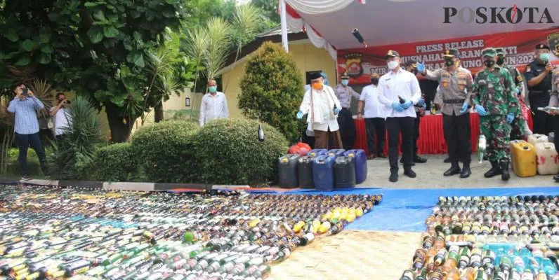 Pemusnahan puluhan ribu botol miras di Banten. (foto: rahmat haryono)