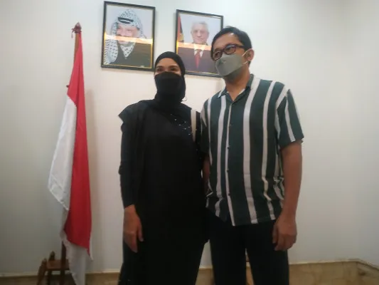 Zaskia Adya Mecca dan Hanung Bramantyo saat menyambangi Kedutaan Besar Palestina, Rabu (19/5) - (cr07)