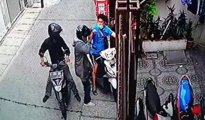 Hasil tangkap layar rekaman CCTV aksi perampokan di Jalan Pademangan III, Gang 18, RT07/07, Pademangan Timur, Pademangan, Jakarta Utara. (ist)