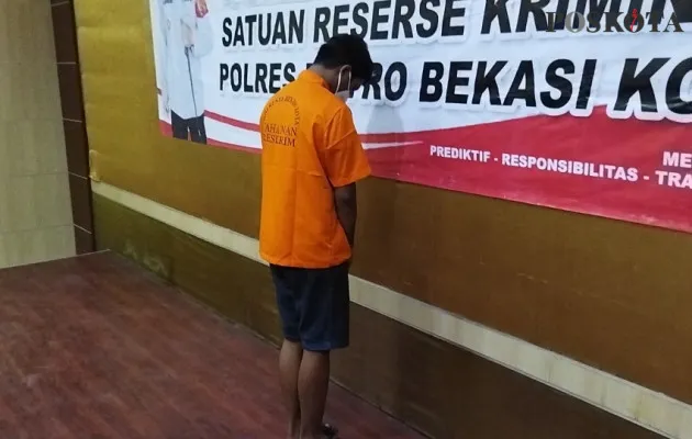 AT (21) alias Amri Tanjung, tersangka kasus pencabulan anak di bawah umur berinisial PU (15) kini ditahan di Polres Metro Bekasi Kota (foto: cr02)