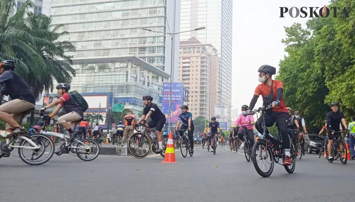 Sejumlah pesepeda santai mengikuti uji coba Road Bike JLNT Kampung Melayu-Tanah Abang, di Jalan KH. Mas Mansyur. (foto: poskota/cahyono)