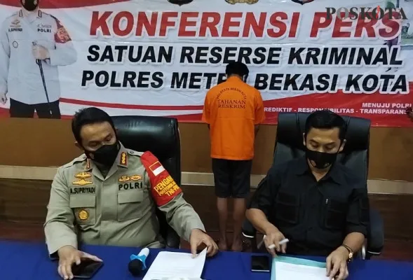 Tersangka kasus pencabulan di bawah umur, AT (21) alias Amri Tanjung saat konferensi pers di Mapolres Metro Bekasi Kota, Jumat (21/5/2021). (foto: cr02)