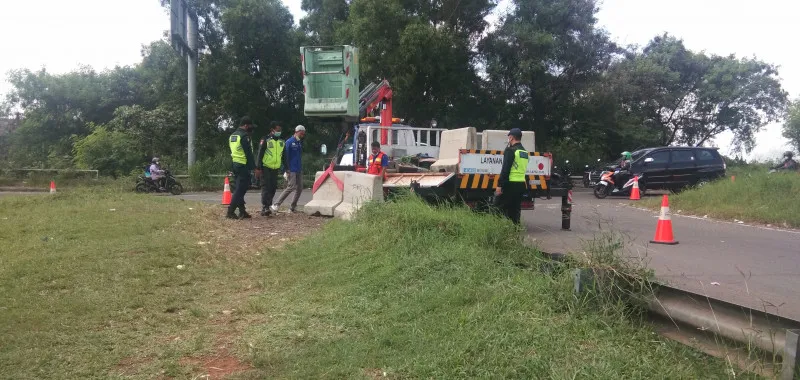 pengelolaan Jalan Tol Jakarta-BSD memasang Road Barrier beton atau pembatas jalan di area dekat pintu masuk tol, Jumat (28/5/2021). (ridsha vimanda)