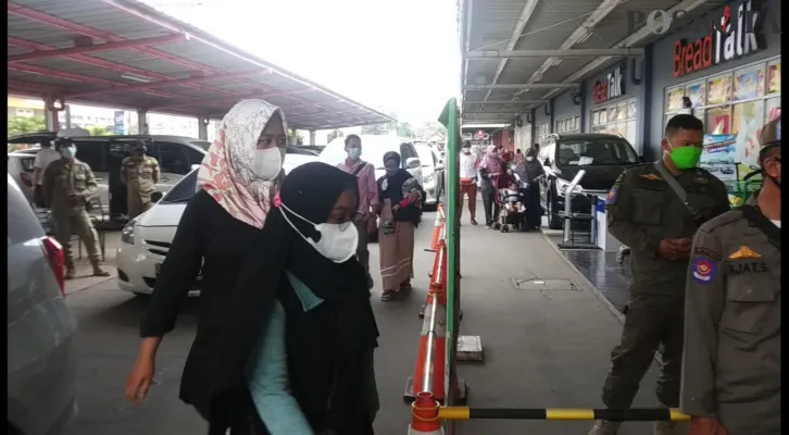 Giant Serang masih terlihat ramai oleh pengunjung. (foto: luthfillah)