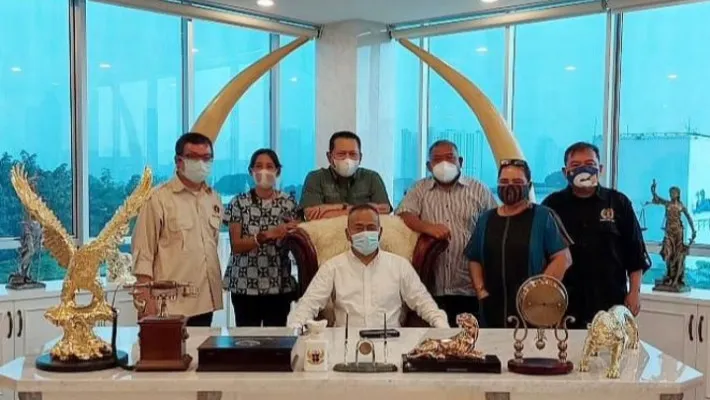 Ketua MPR Bambang Soesatyo bersama wartawati Yanni Krishnayanni usai audiensi, didampingi pengurus teras PWI Pusat dan tim pelaksana JKW. (foto: ist)