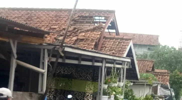 Satu rumah warga rusak bagian atap yang tersapu puting beliung. (ist)