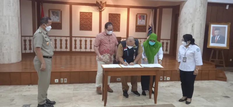 Kepala Suku Dinas Kesehatan Jakarta Utara, Yudi Dimyati, Perhimpunan Klinik dan Fasilitas Kesehatan Indonesia serta BPJS Kesehatan saat menandatangani surat edaran bersama tentang pelaksanaan pelayanan rujukan horizontal. (yono)