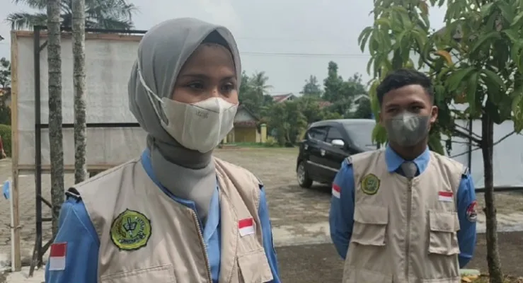 Anggota Satgas covid-19 di SMKN 02 Rangkasbitung. (yusuf)