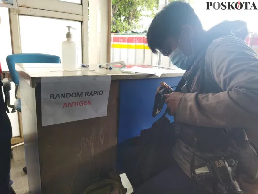 Random Rapid antigen yang berlangsung di Stasiun Bekasi berjalan tertib dan lancar, Senin (21/6/2021) (foto: cr02) 