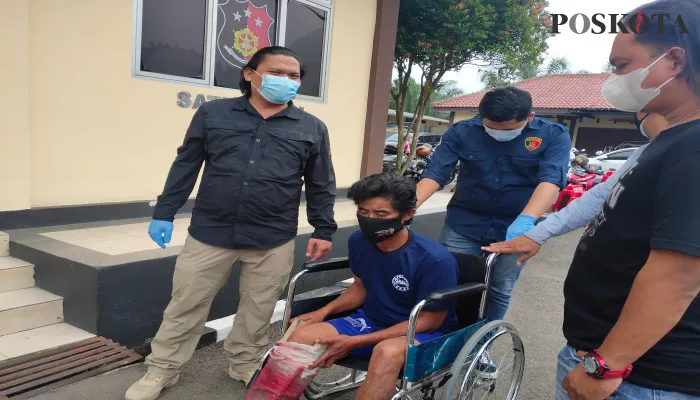 Pelaku digiring oleh tim Serigala Satreskrim Polres Lebak. (foto: yusuf permana)