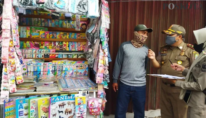 Salah satu pedagang mainan serta buku anak-anak terjaring operasi yustisi PPKM Covid-18 yang digelar petugas gabungan Selasa (13/7/2021) di Jalan Ir. H. Juanda, Bekasi Timur. (Foto/Poskota.co.id/CR02)