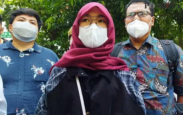 Seleb TikTok, Julia Eka Putri Istanti (18) atau disapa Juyy Putri kala ditemui selepas menjalani sidang operasi yustisi di Kantor Kecamatan Bekasi Utara, Kamis (29/7/2021). (foto: poskota.co.id/cr02)