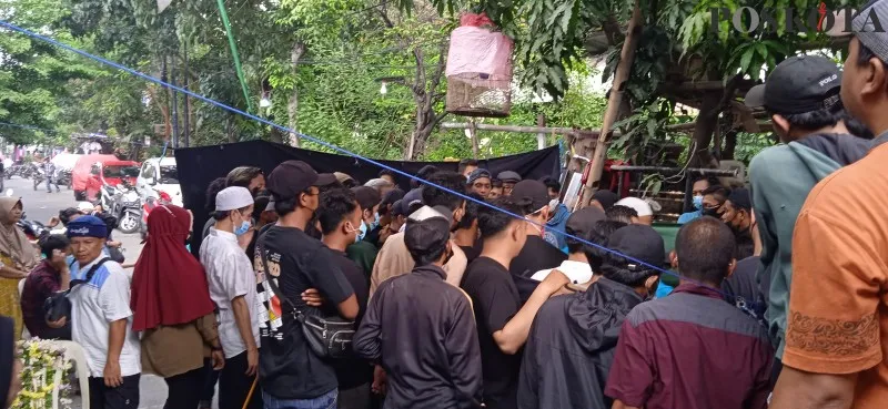 Suasana saat jenazah korban pembantaian geng motor dimandikan di depan kediamannya yang tak jauh dari lokasi pembunuhan. (yono)