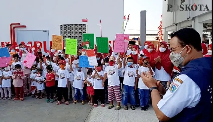 Anak-anak saat bertemu Gubernur Anies.(foto: cahyono)