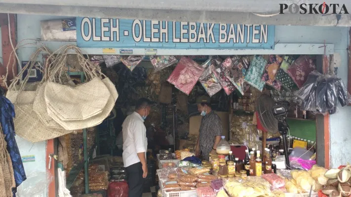 Toko oleh-oleh khas Lebak milik Agam yang terdampak positif setelah Jokowi mengenakaan baju adat Baduy. (foto: yusuf)