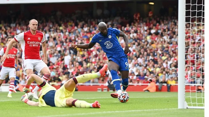 Striker baru Chelsea, Romelu Lukaku saat menjalani debut melawan Arsenal pada pekan kedua Liga Inggris. (foto: twitter/@chelseafc)