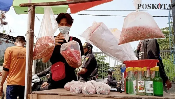 Fajar Rizky pemuda 21 tahun, yang raup jutaan Rupiah dari usaha berjualan bunga tabur makam di TPU Rorotan, Jakarta Utara. (foto: yono)