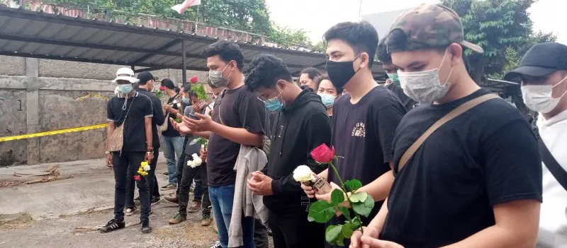 Mahasiswa Universitas Krisnadwipayana sedang melakukan doa dan melakuakan tabur bunga dan dilanjutkan dengan pembagian bunga ke warga sekitar kamous. Jum'at (03/09/2021) sore. (ihsan fahmi)