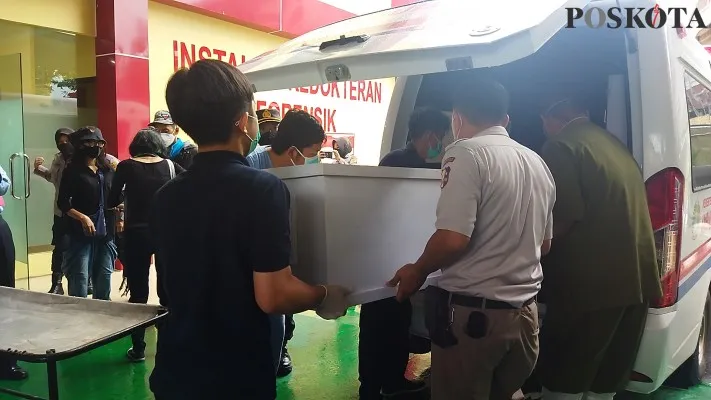 Salah satu peti jenazah korban tewas kebakaran Lapas Kelas I Tangerang yang dimasukkan ke ambulans di Instalasi Kedokteran Forensik RS Polri, Kramat Jati, Jakarta Timur. (foto: poskota/cr02)