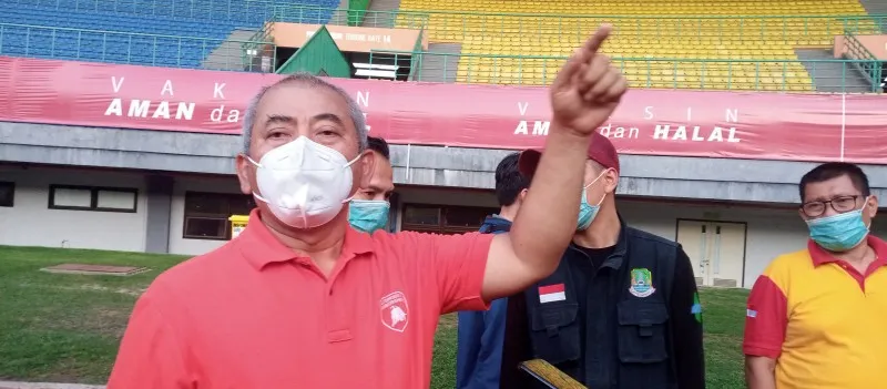 Rahmat Effendi (Wali Kota Bekasi) saat dikunjungi awak media di Stadion Patriot Chandra Baga beberapa waktu lalu. (IF)