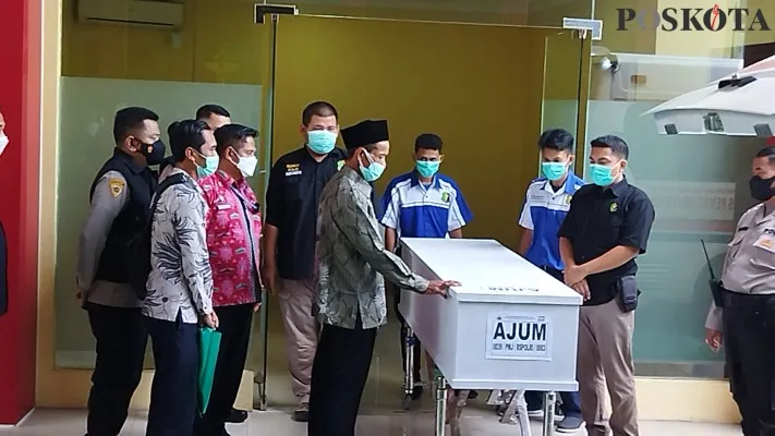 Jenazah Ajum, salah satu narapidana korban kebakaran Lapas Kelas I Tangerang diserahkan ke pihak keluarga, Kamis (16/9/2021) (foto: poskota/cr02)