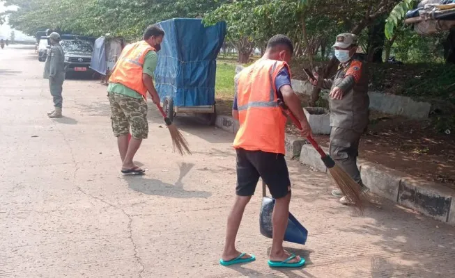 Pelanggar prokes di kawasan Waduk Pluit disanksi sosial dengan bersihkan lingkungan oleh Satpol PP Jakarta Utara. (ist)