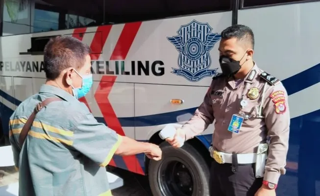 Petugas melayani warga yang hendak memperpanjang SIM di mobil SIM Keliling.(ist)