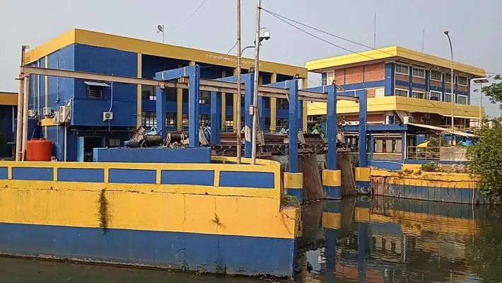 Rumah Pompa dan Pintu Air Waduk Pluit, Penjaringan, Jakarta Utara. (foto: poskota/ cahyono)