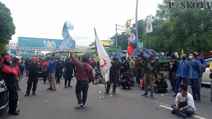 Para serikat buruh tengah melakukan aksi demonstrasi di gedung pemerintah kota Bekasi beberapa waktu lalu. (ihsan fahmi)