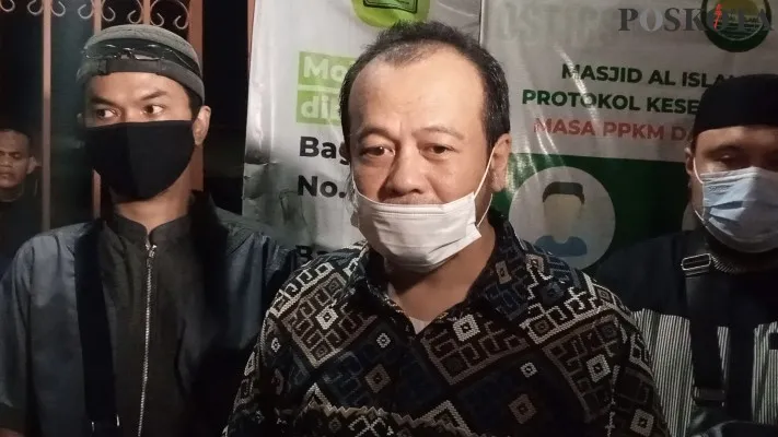 Ismar Syafruddin kuasa hukum ketiga tersangka kasus terduga Teroris saat ditemui wartawan di Yayasan Al Islam, Jalan Kampung Sawah, Jatimelati, Pondok Melati, Bekasi, Selasa (16/11/2021) malam. (ihsan Fahmi)