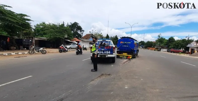 Personil unit lakalantas saat melakukan olah tkp kecelakan motor dengan truk tangki. (ist)