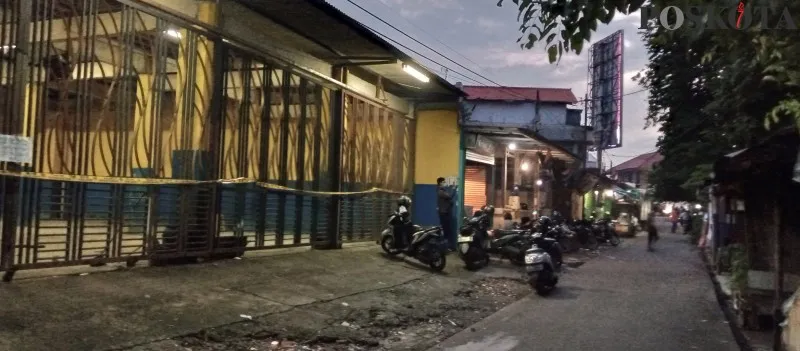 Suasana lokasi eksekusi Yaitu penitian motor Mitra yang dikelilingi oleh beberapa warung kelontong yang berjualan di lokasi kejadian. Senin (29/11/2021) sore . (ihsan fahmi)