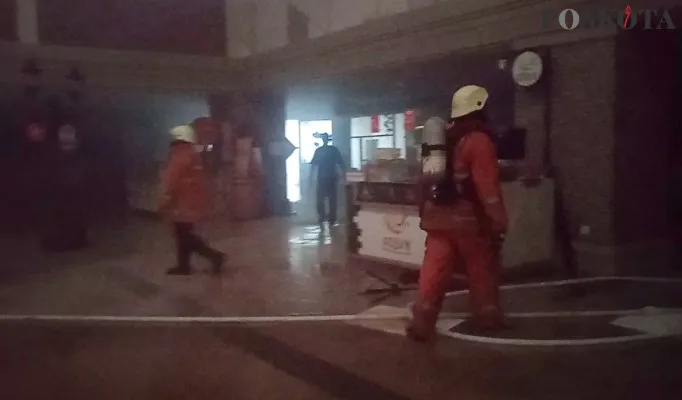 Petugas Gulkarmat Jakarta Utara sedang memadamkan kebakaran di restoran ramen lantai tiga Sunter Mall, Tanjung Priok, Jakarta Utara. (foto: yono)