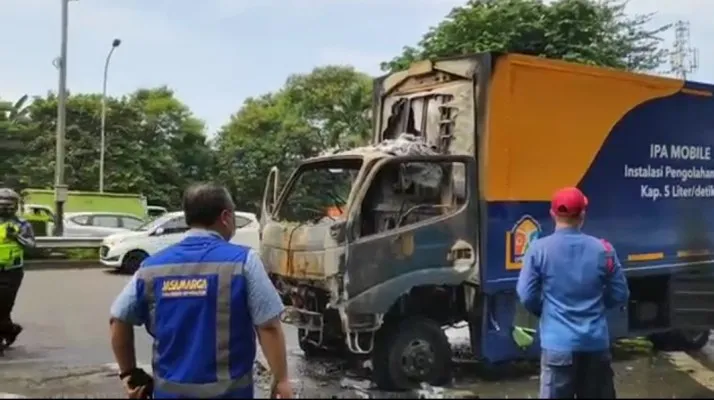 Kondisi mobil boks bernopol B-2835-XEU milik Kementerian Pekerjaan Umum dan Perumahan Rakyat (PUPR) yang terbakar di Tol JORR, Jakarta Timur, Selasa (14/12/2021). (foto: ist)