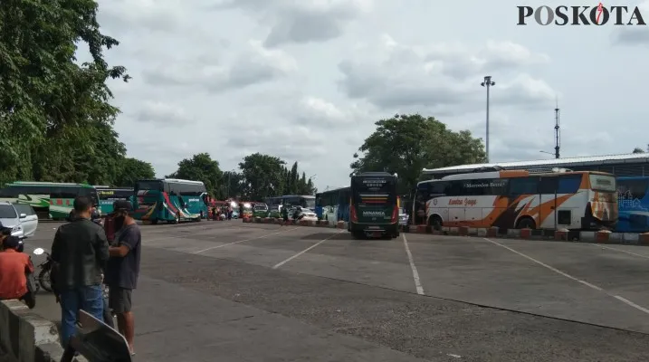 Arus balik penumpang di Terminal Kalideres, Jakarta Barat masih sepi. (foto: poskota/yoga)