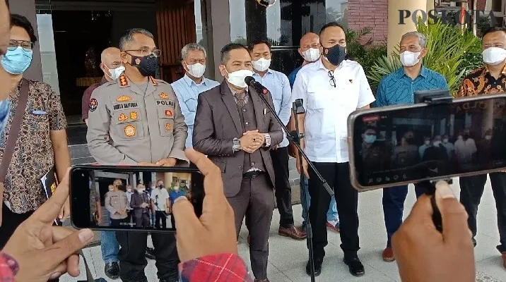 Kuasa Hukum Gubernur Banten Wahidin Halim, Muhammad Abdullah Busro memberikan keterangan pers usai pencabutan pelaporan di Mapolda Banten. (foto: poskota/rahmat haryono)