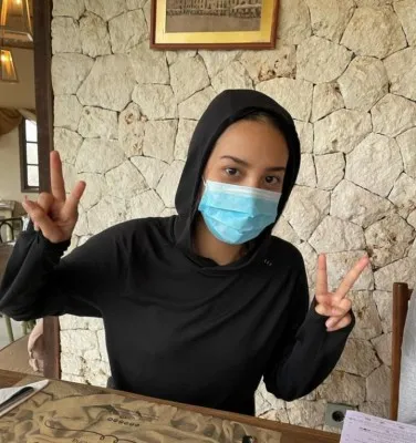 Foto Anya Geraldine saat keluar rumah mengenakan jaket hoodie dan masker. (Sumber: @anyageraldine).