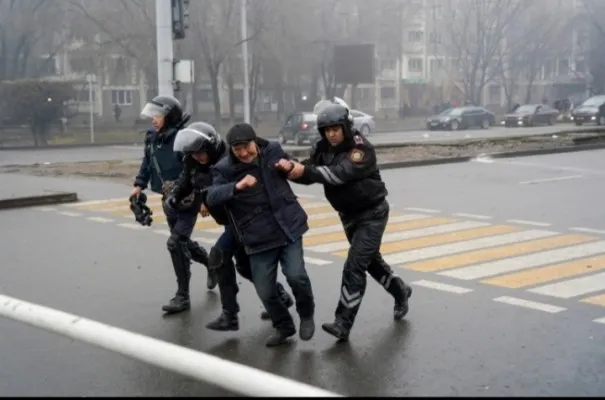 Petugas polisi menahan seorang demonstran selama protes di Almaty, Kazakhstan, pekan lalu. (Foto: AP).