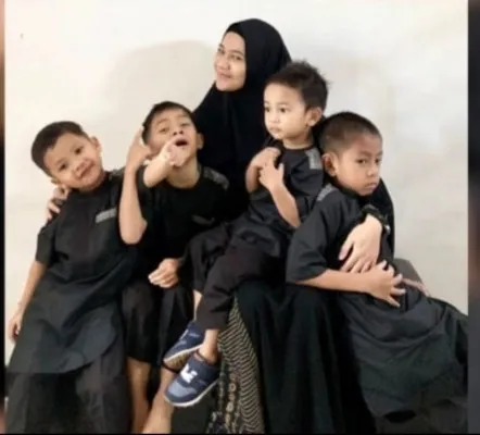 Mommy ASF dan anak-anaknya. Dia bercerita keempat buah hatinya sempat mengalami keterpurukan akibat ditinggalkan Ricky Zainal. (Sumber: Tangkapan layar YouTube Hai Bunda).