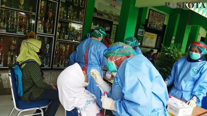 Satu siswa yang melakukan tes Swab PCR (foto: poskota/ ardhi)