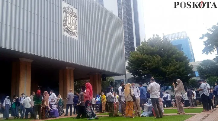 Ribuan pekerja di lingkungan Pemprov DKI panik dan berhamburan ke luar gedung Balaikota DKI Jakarta. (foto: poskota/ cahyono)